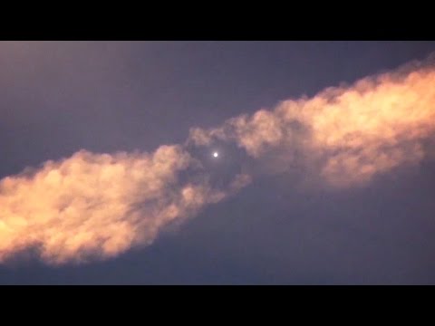 Amazing UFO Destroys Chemtrail, Alien Technology? UFOs protecting Earth? Sept 2016